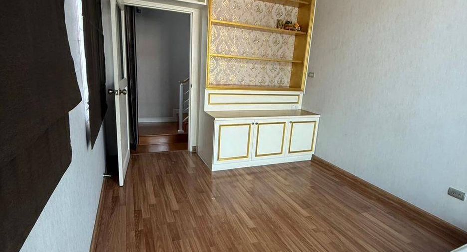 For rent 6 bedrooms house in Lat Krabang, Bangkok