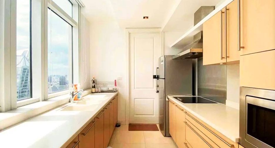 For rent 2 bedrooms condo in Pathum Wan, Bangkok