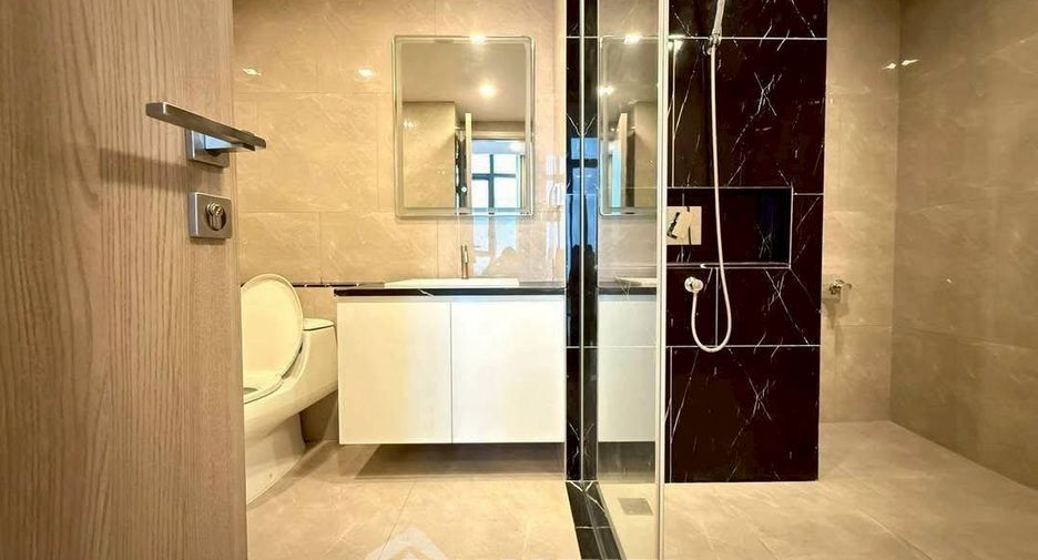 For rent 4 ベッドルーム condo in Huai Khwang, Bangkok