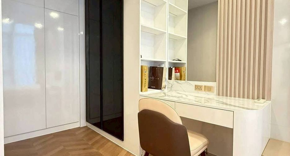 For rent 4 ベッドルーム condo in Huai Khwang, Bangkok