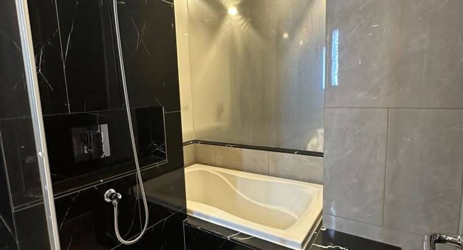 For rent 2 bedrooms condo in Huai Khwang, Bangkok