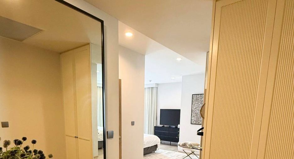 For rent 3 bedrooms condo in Huai Khwang, Bangkok