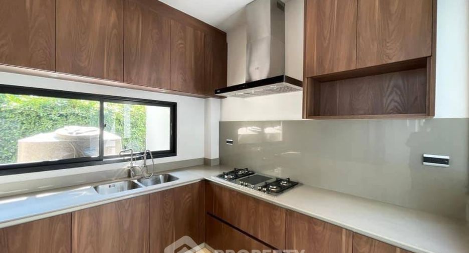 For rent 4 bedrooms house in Wang Thonglang, Bangkok