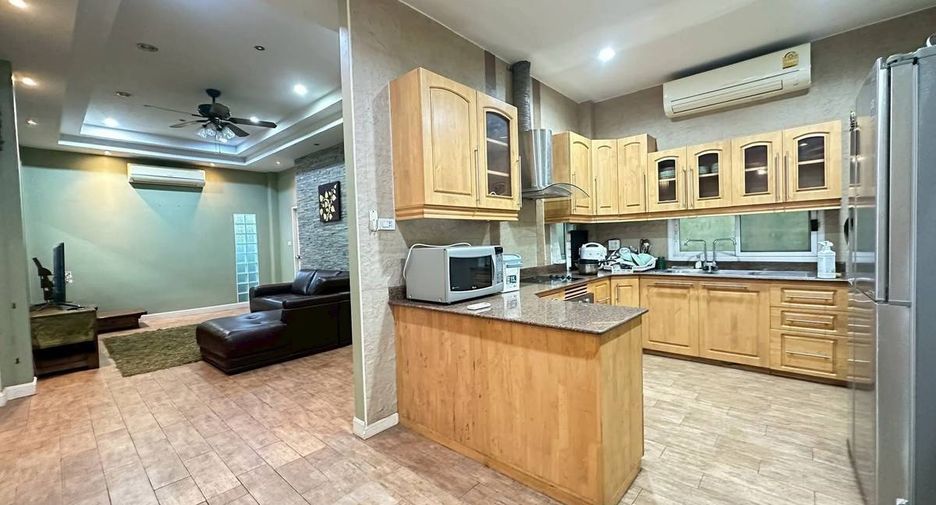 À louer 4 chambres villa à Bang Lamung, Chonburi