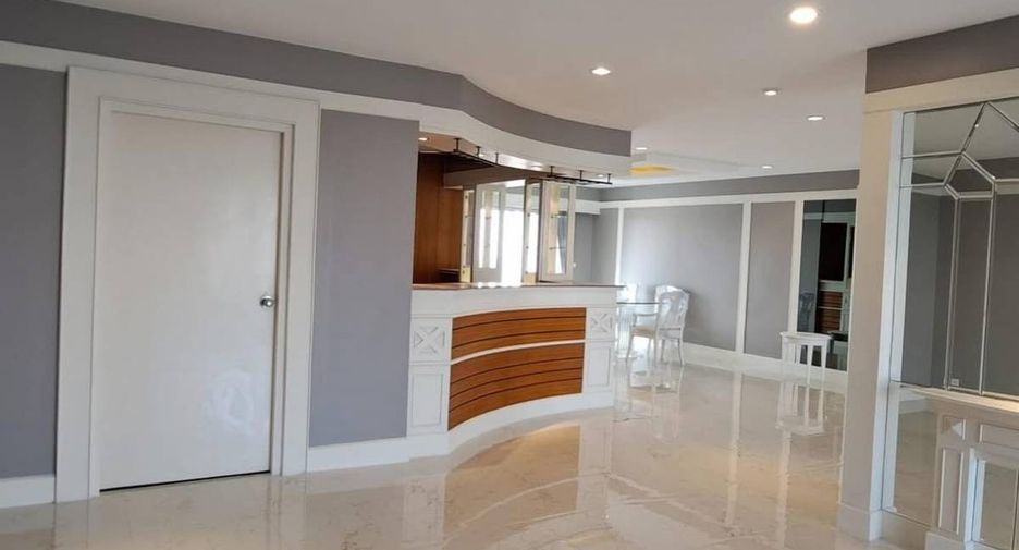 For rent 4 bedrooms condo in Sathon, Bangkok