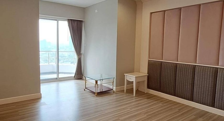 For rent 4 bedrooms condo in Sathon, Bangkok