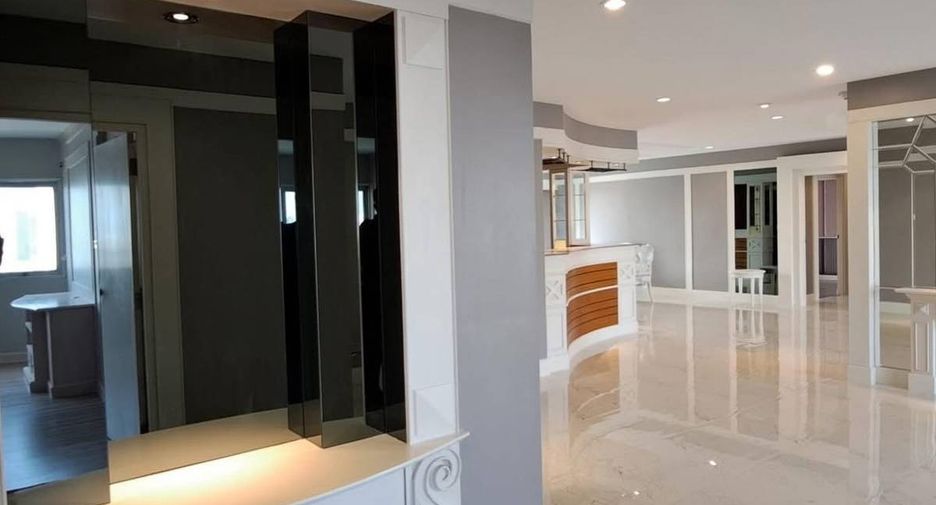 For rent 4 bedrooms condo in Sathon, Bangkok
