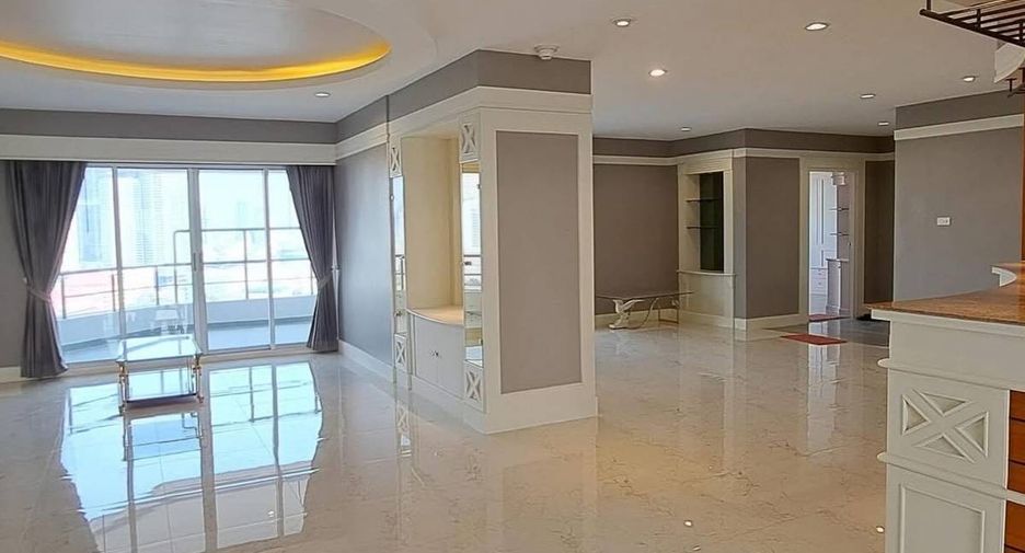 For rent 4 bedrooms condo in Sathon, Bangkok