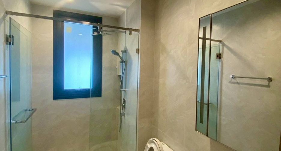 For rent 3 bedrooms condo in Huai Khwang, Bangkok