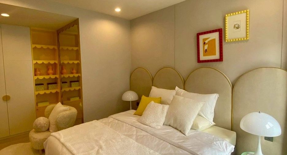 For rent 3 bedrooms condo in Huai Khwang, Bangkok