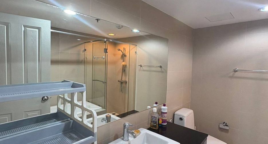 For rent 3 ベッドルーム condo in Huai Khwang, Bangkok