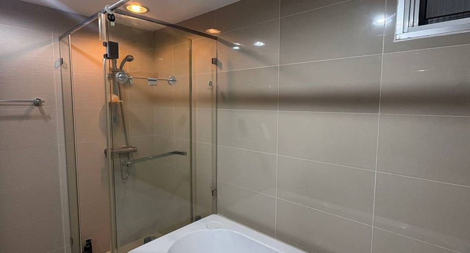 For rent 3 ベッドルーム condo in Huai Khwang, Bangkok