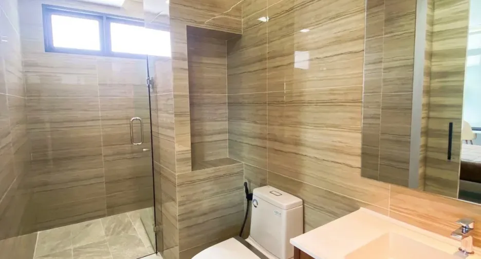 À vendre et à louer 4 chambres maison à Bang Lamung, Chonburi