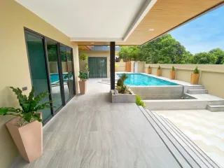 À vendre et à louer 4 chambres maison à Bang Lamung, Chonburi