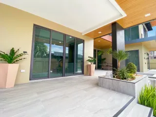À vendre et à louer 4 chambres maison à Bang Lamung, Chonburi