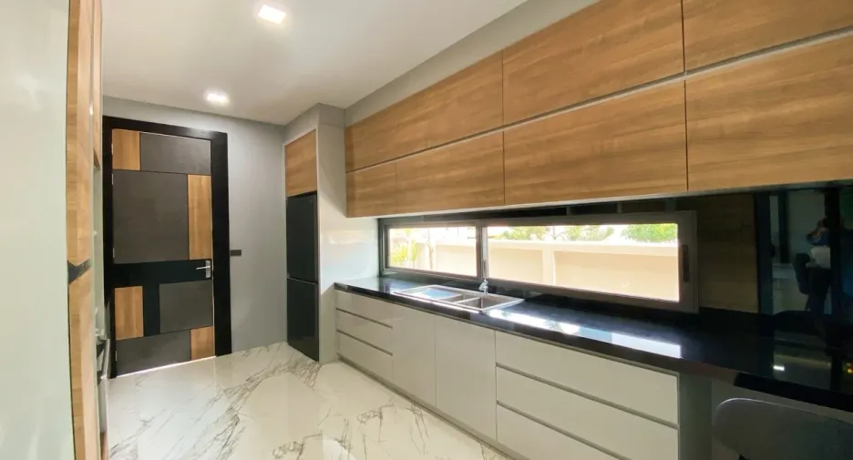 À vendre et à louer 4 chambres maison à Bang Lamung, Chonburi