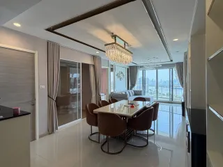 À louer 3 chambres condo à Yan Nawa, Bangkok
