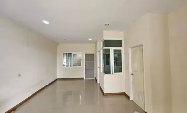 Casa adosada en venta de 5 habitaciones 