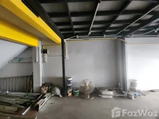 Casa adosada en venta de 4 habitaciones en Lat Phrao, Bangkok