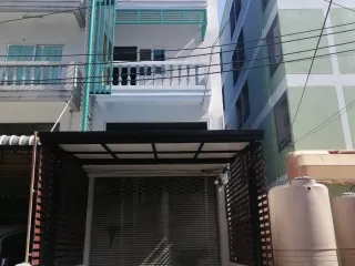 Casa adosada en venta de 4 habitaciones en Lat Phrao, Bangkok