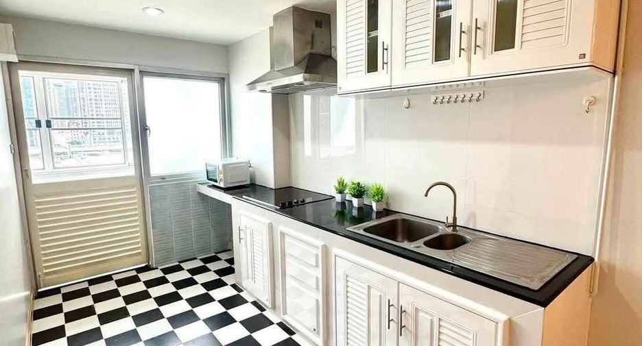 For rent 3 ベッドルーム condo in Huai Khwang, Bangkok