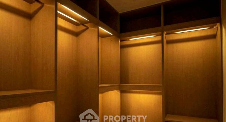 For rent 3 bedrooms condo in Pathum Wan, Bangkok