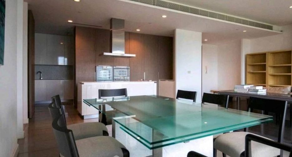 For rent 3 bedrooms condo in Pathum Wan, Bangkok