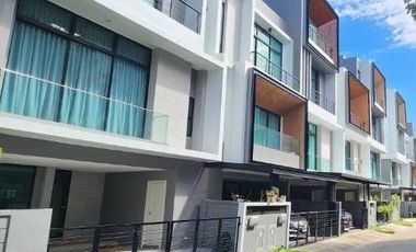À vendre 3 chambres maison de ville à Suan Luang, Bangkok