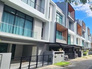 À vendre 3 chambres maison de ville à Suan Luang, Bangkok