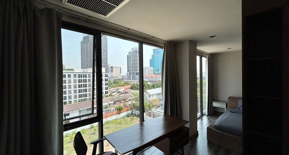 Condo en alquiler y en venta de 3 habitaciones en Watthana, Bangkok