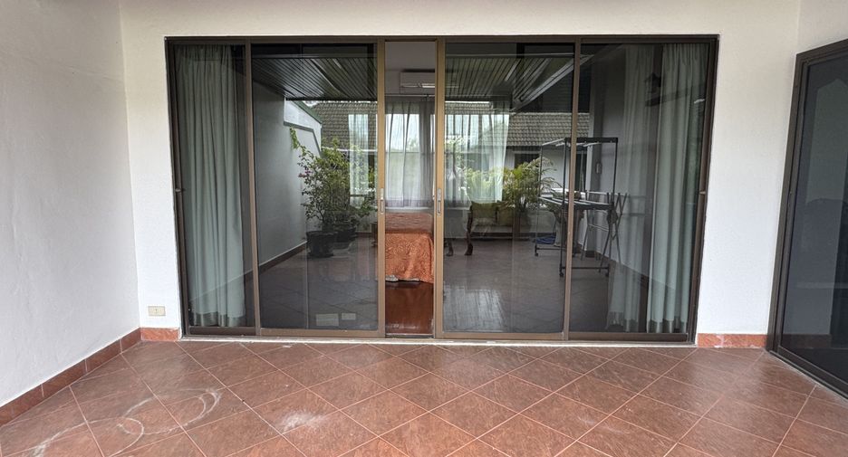 À vendre 3 chambres maison de ville à Na Jomtien, Pattaya
