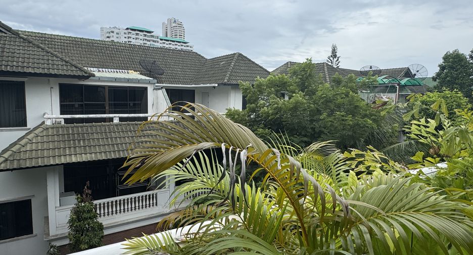 À vendre 3 chambres maison de ville à Na Jomtien, Pattaya