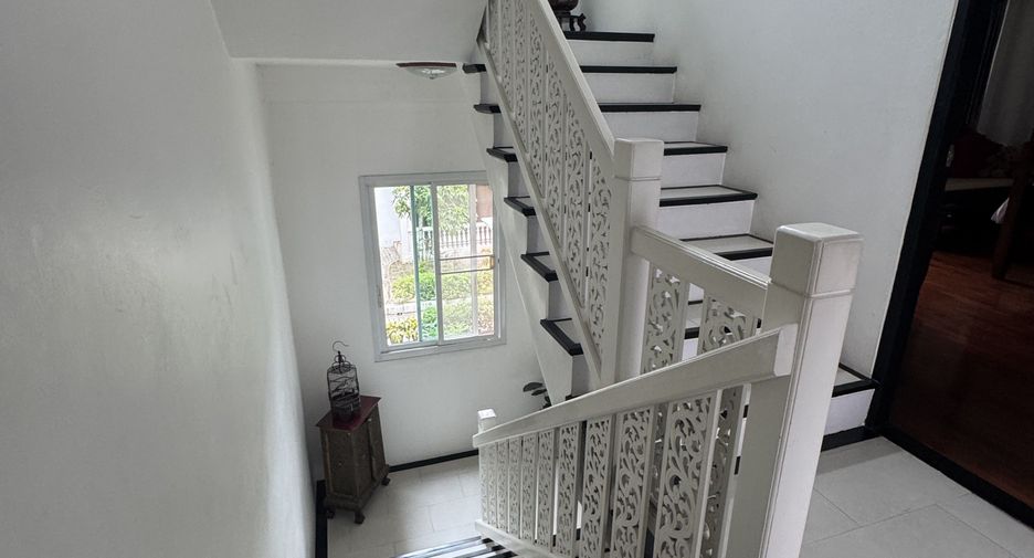 À vendre 3 chambres maison de ville à Na Jomtien, Pattaya