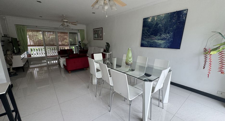 À vendre 3 chambres maison de ville à Na Jomtien, Pattaya