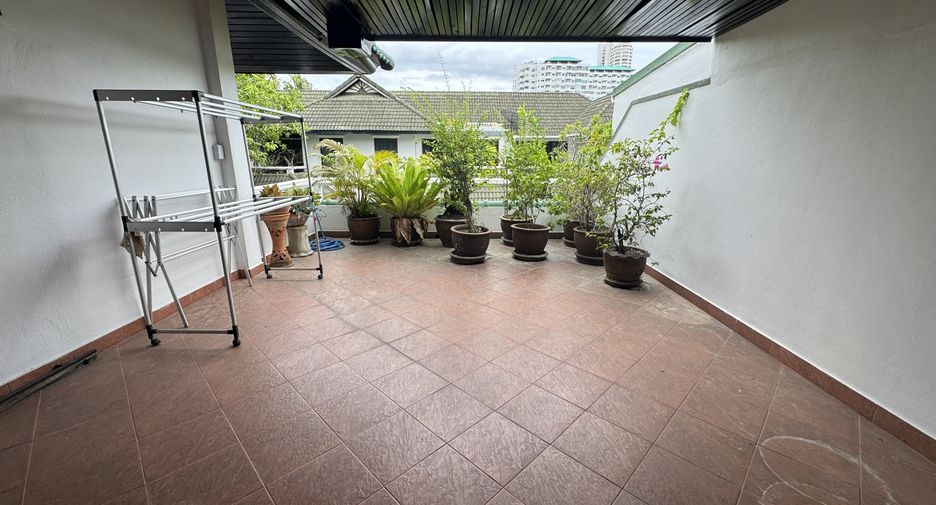 À vendre 3 chambres maison de ville à Na Jomtien, Pattaya