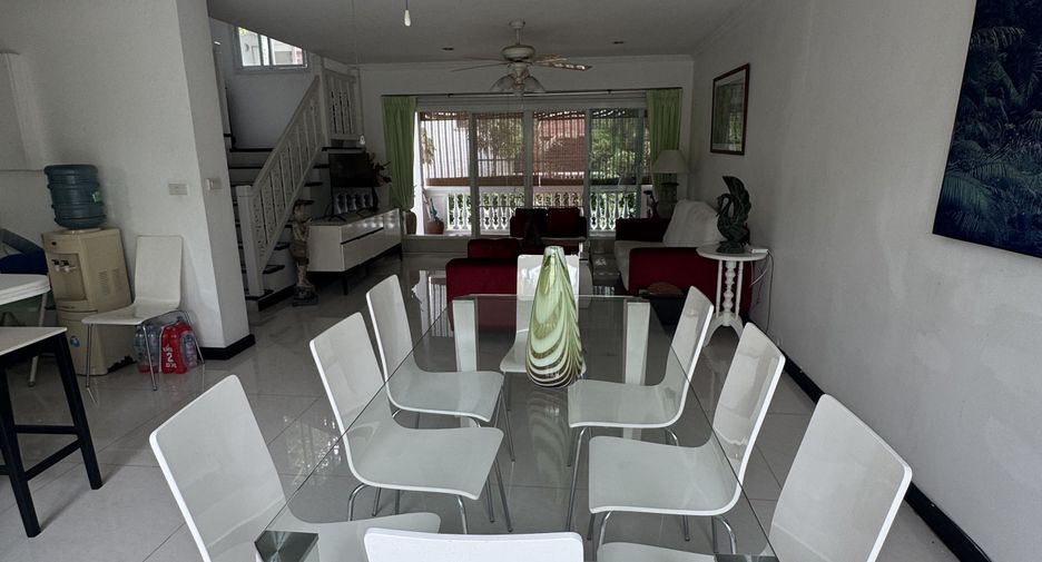 À vendre 3 chambres maison de ville à Na Jomtien, Pattaya