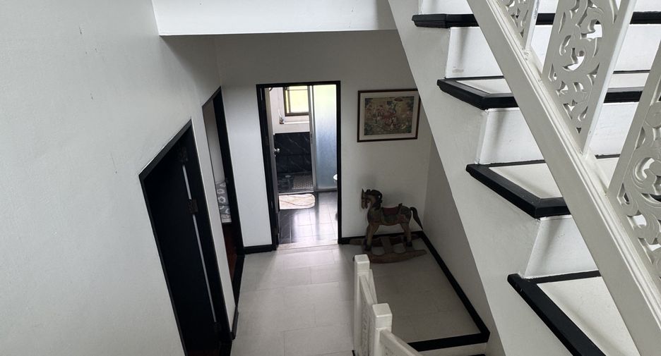 À vendre 3 chambres maison de ville à Na Jomtien, Pattaya
