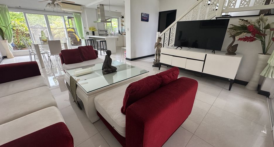 À vendre 3 chambres maison de ville à Na Jomtien, Pattaya