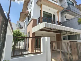 出租 3 卧室 联排别墅 在 Yan Nawa, 曼谷
