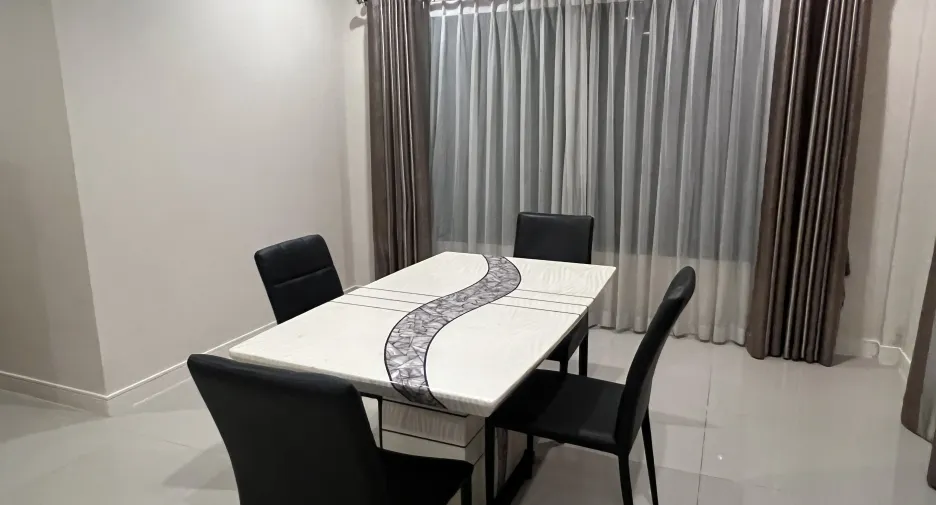 ให้เช่า 4 ห้องนอน บ้านเดี่ยว ใน บางกะปิ, กรุงเทพฯ