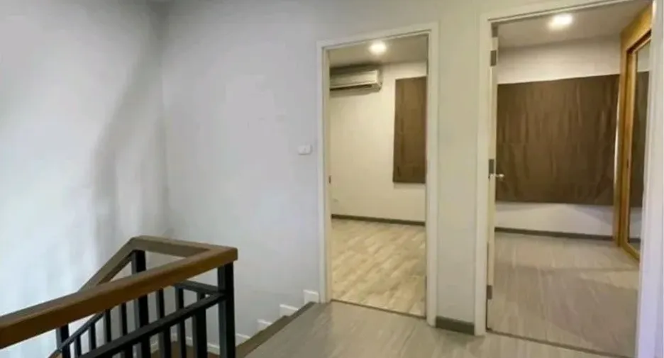À vendre 3 chambres maison de ville à Khlong Sam Wa, Bangkok