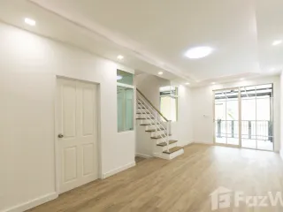 出售 4 卧室 联排别墅 在 Prawet, 曼谷