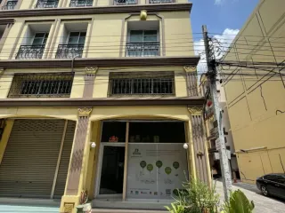 Oficina en venta y en alquiler de 3 habitaciones en Bang Na, Bangkok