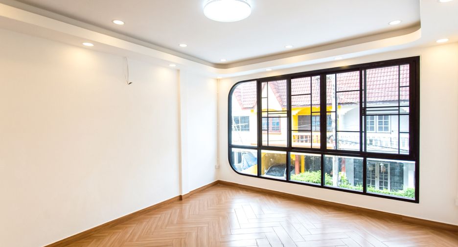 For sale 4 ベッドルーム house in Wang Thonglang, Bangkok