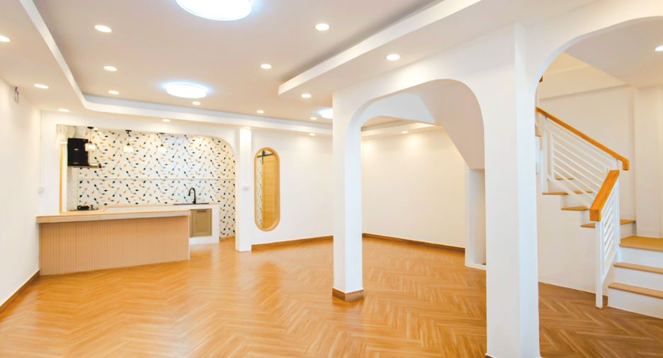 For sale 4 ベッドルーム house in Wang Thonglang, Bangkok