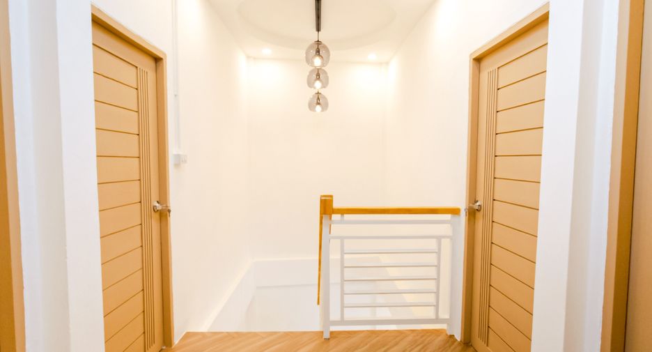 For sale 4 ベッドルーム house in Wang Thonglang, Bangkok