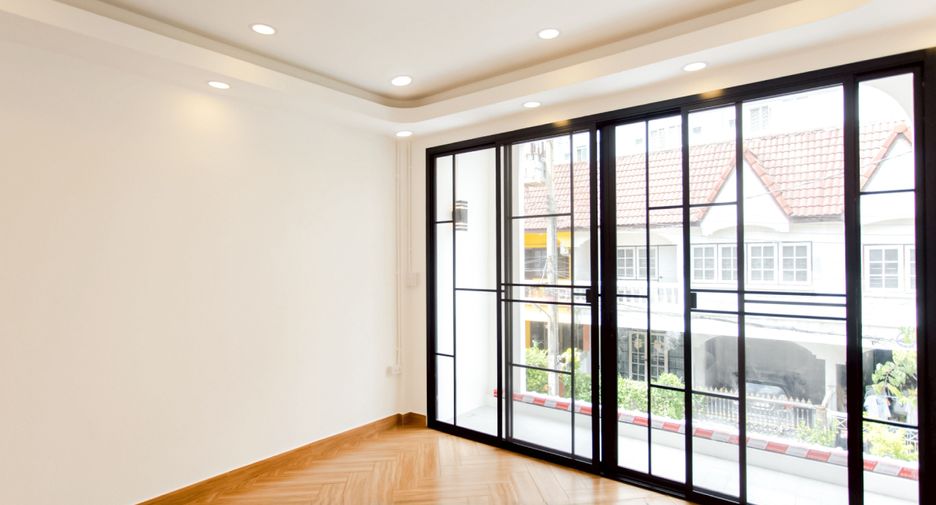 For sale 4 ベッドルーム house in Wang Thonglang, Bangkok