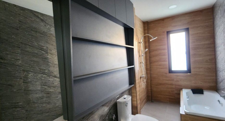Villa en venta y en alquiler de 5 habitaciones en Bang Lamung, Chonburi