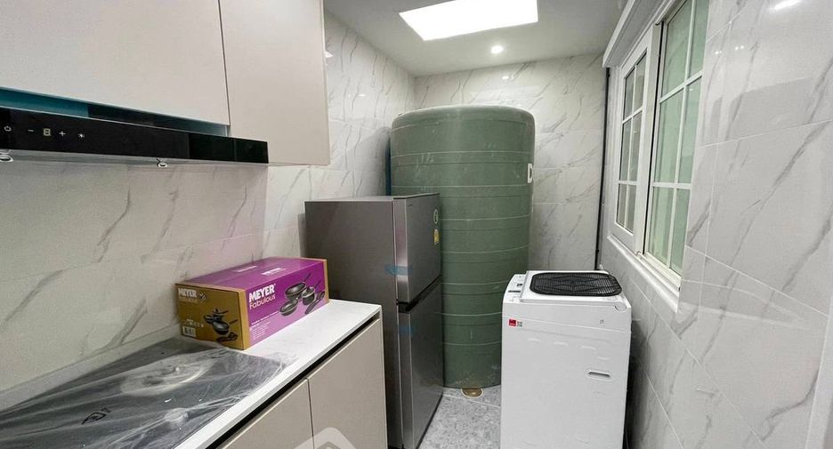 Casa adosada en venta de 4 habitaciones en Bang Lamung, Chonburi