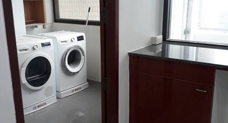 Condo en alquiler de 3 habitaciones en Khlong Toei, Bangkok